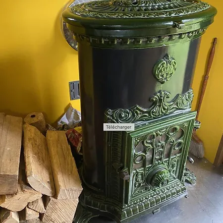 Roulotte Enchantee Dans Le Parc D'un Chateau Vendeen *