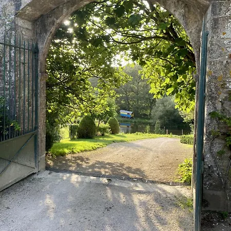 Roulotte Enchantee Dans Le Parc D'un Chateau Vendeen Holiday home *