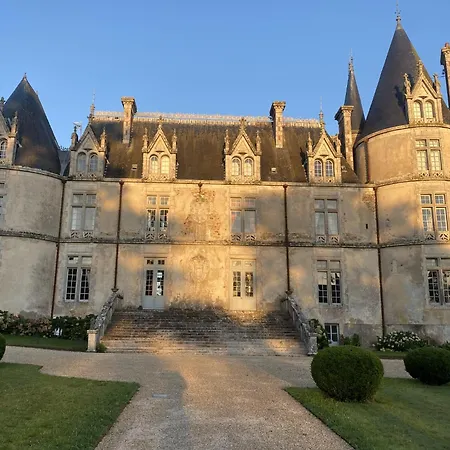 Holiday home Roulotte Enchantee Dans Le Parc D'un Chateau Vendeen *