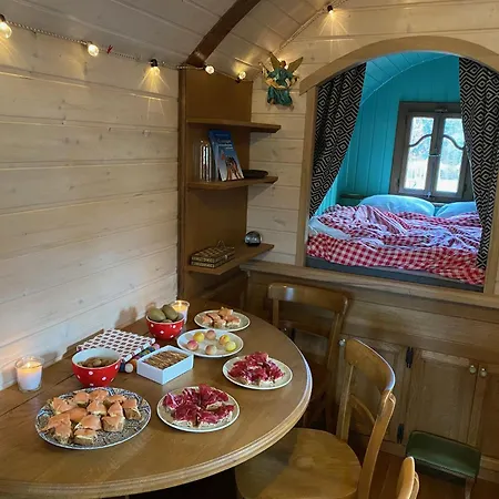 Roulotte Enchantee Dans Le Parc D'un Chateau Vendeen *