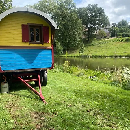 Roulotte Enchantee Dans Le Parc D'un Chateau Vendeen *