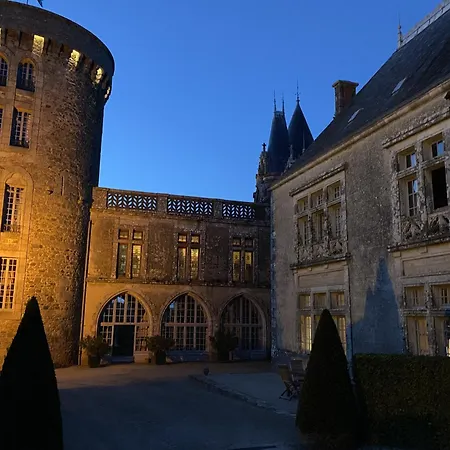 Holiday home Roulotte Enchantee Dans Le Parc D'un Chateau Vendeen *