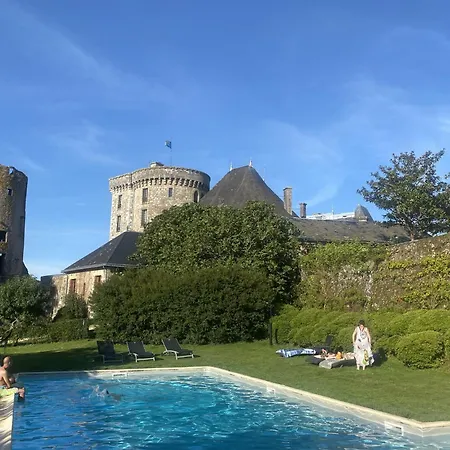 Roulotte Enchantee Dans Le Parc D'un Chateau Vendeen *