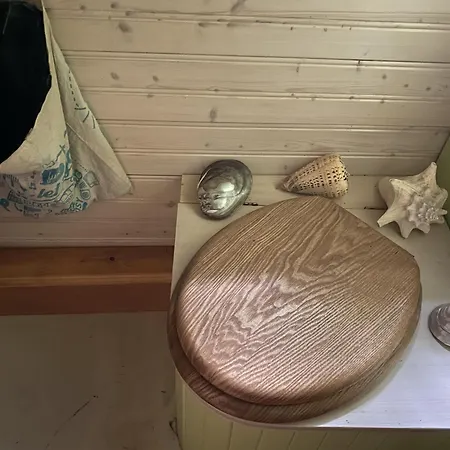 Roulotte Enchantee Dans Le Parc D'un Chateau Vendeen