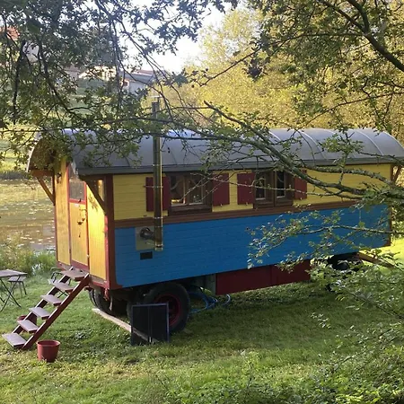 Holiday home Roulotte Enchantee Dans Le Parc D'un Chateau Vendeen *