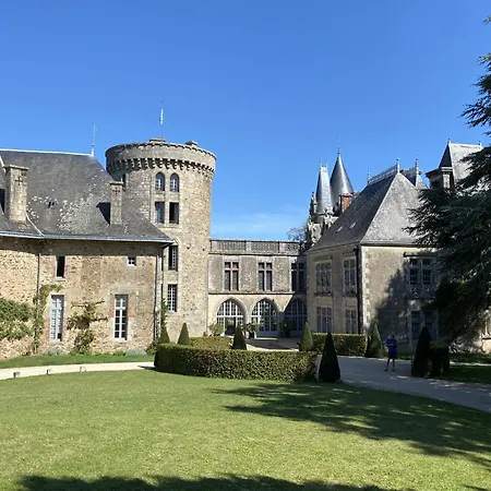 Roulotte Enchantee Dans Le Parc D'un Chateau Vendeen * Sevremont