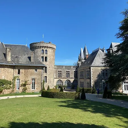 Holiday home Roulotte Enchantee Dans Le Parc D'un Chateau Vendeen
