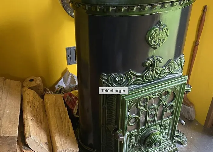 Roulotte Enchantée Dans Le Parc D'un Château Vendéen *