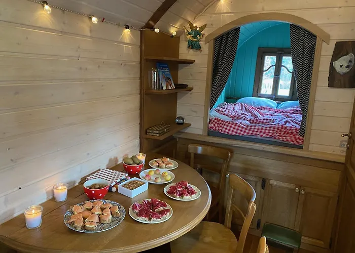 Roulotte Enchantée Dans Le Parc D'un Château Vendéen *