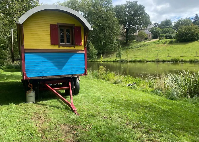 Roulotte Enchantée Dans Le Parc D'un Château Vendéen *