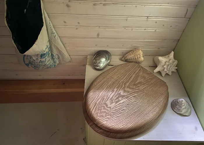 Roulotte Enchantée Dans Le Parc D'un Château Vendéen