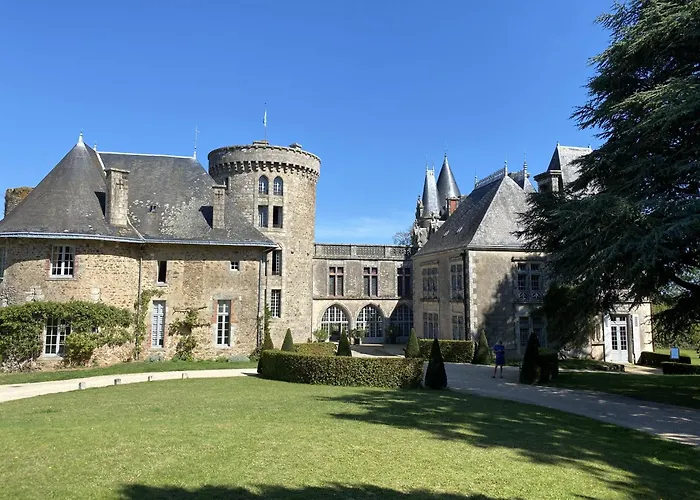 Roulotte Enchantée Dans Le Parc D'un Château Vendéen * Sevremont